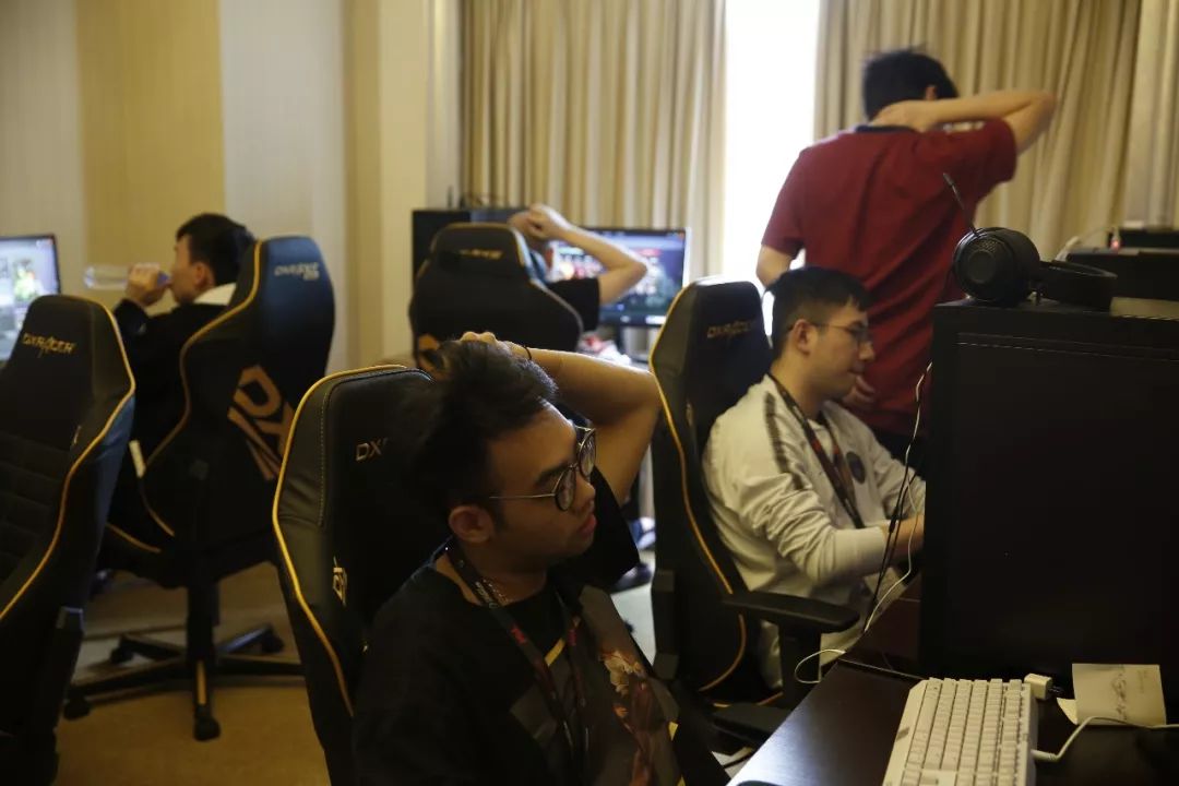 LPL季后赛晋级形势明朗，今天将会见分晓！