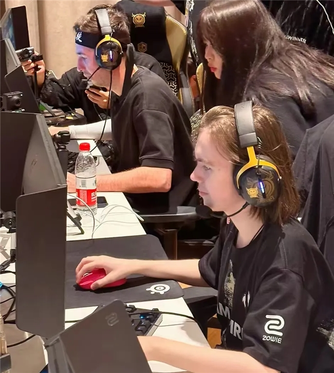 李青在713天后回到了中路，并且 Doinb 赢得了他复出后的首场胜利！