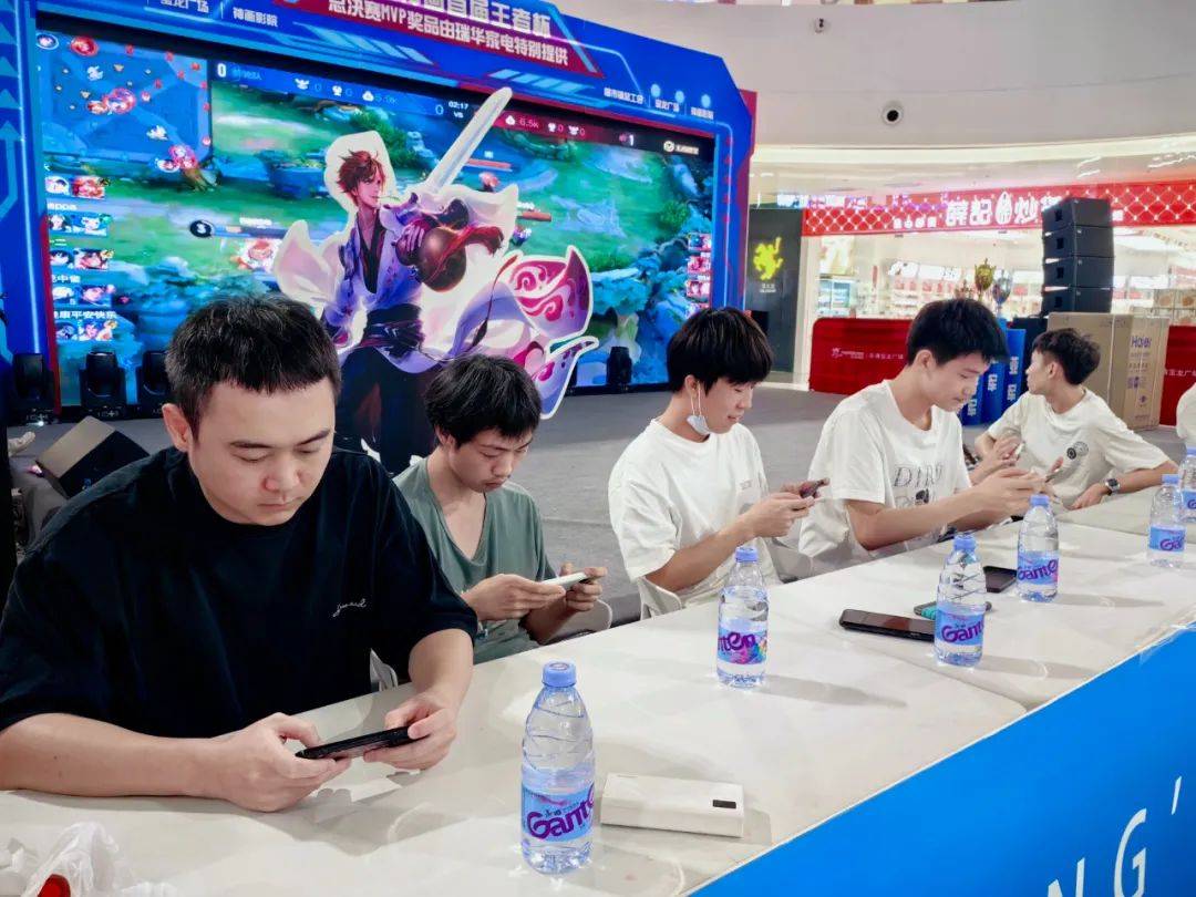 starry 处于低迷状态。新成员 CALLM3SU3 尽力做出 LVG 决策。他的射击技巧全乱了，输掉了第一场比赛。